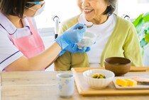 「食事介助の正しい手順」とは なぜ食事介助が必要なのか介護福祉士が解説