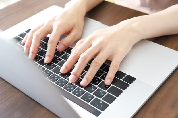 パソコンを操作する手元