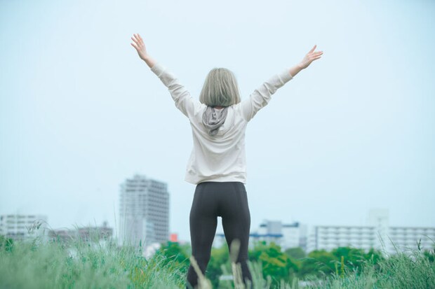 ヨガをする女性