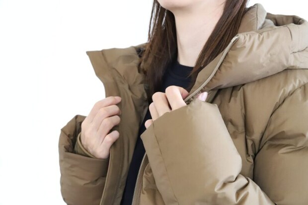 ダウンジャケットを着た女性