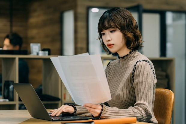 デスクワークをする女性