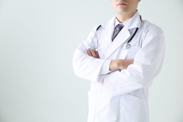 腕を組む医師