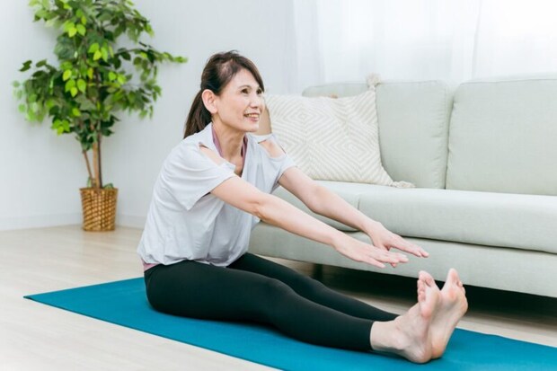 ヨガをする女性