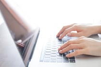 デスクワークをしている人は要注意！ ずっと同じ姿勢でめまいを起こす「良性発作性頭位めまい症」とは