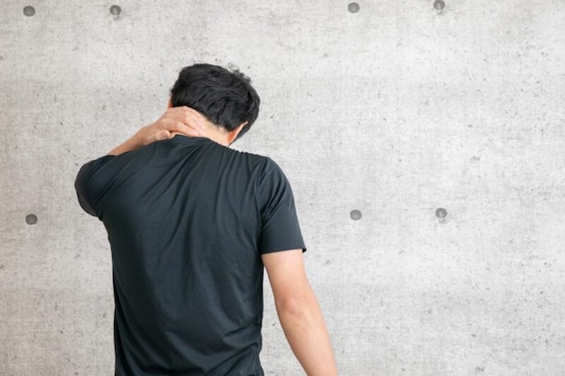 首を痛めた男性