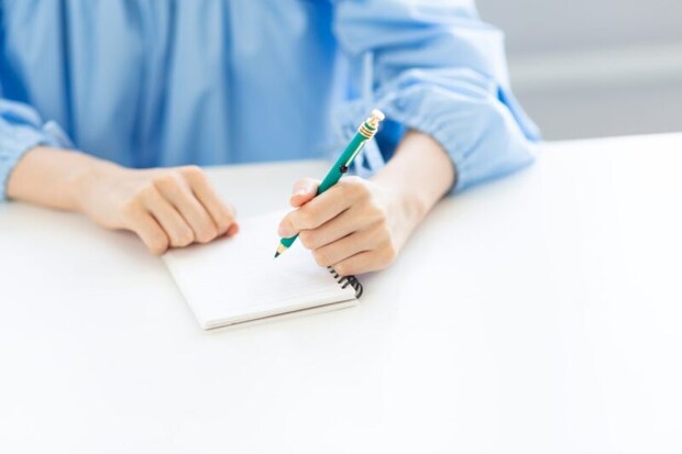 メモを取る女性