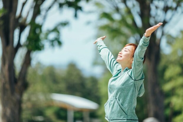 深呼吸する女性