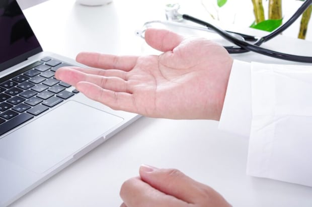 説明する男性医師