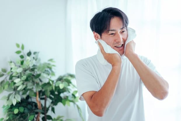 汗を拭く男性