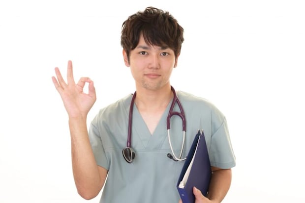 OKサインをだす医師