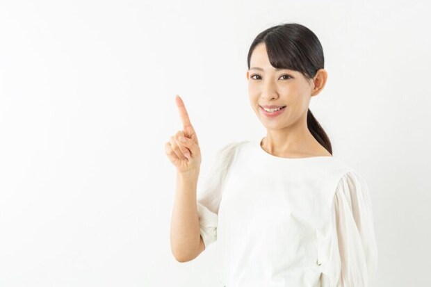 人差し指を立てる女性
