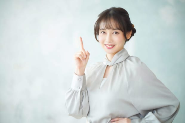 人差し指を立てる女性