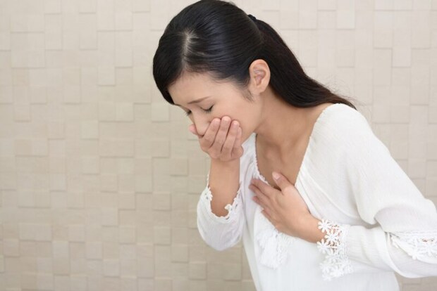 吐き気を感じる女性