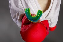 スポーツ選手が使う「マウスガード」、子どもの部活でも使うべき？ 歯科技工士に聞いてみた