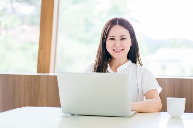 パソコンを使う女性