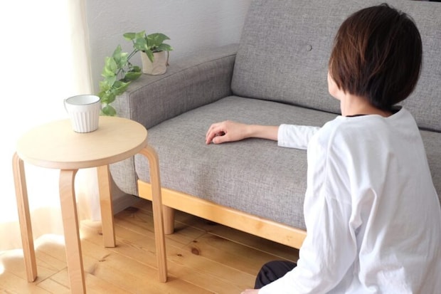 ソファにもたれかかる女性