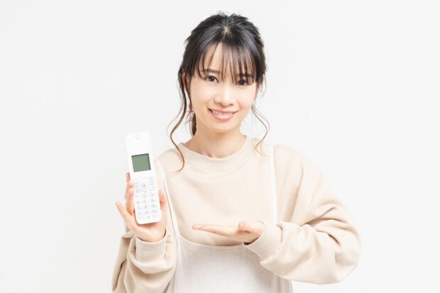 電話を持つ女性