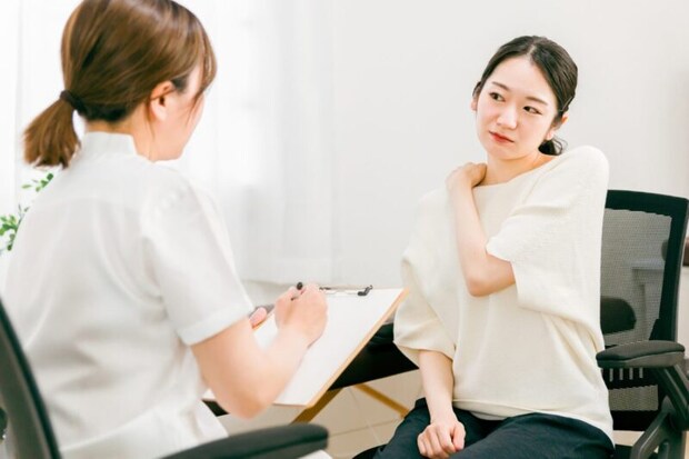 肩が痛い女性