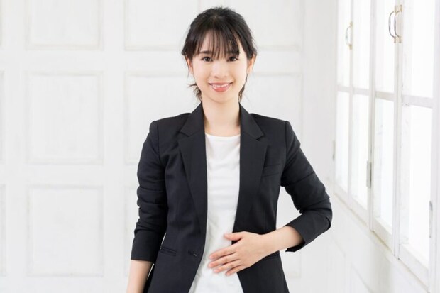 お腹に手をあてる女性