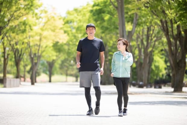 ウォーキングをする男女