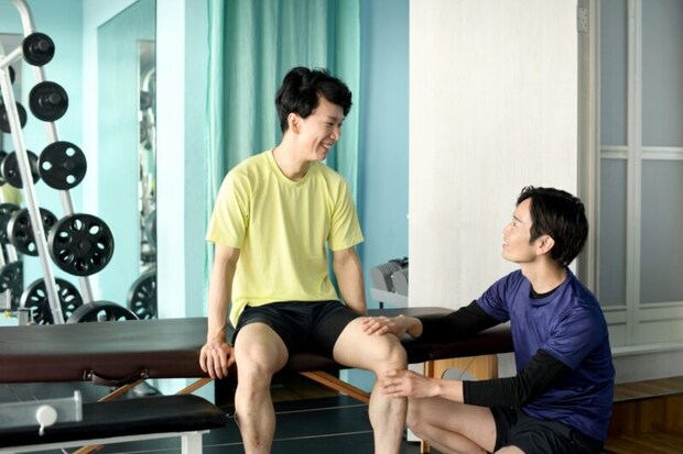 リハビリをする男性
