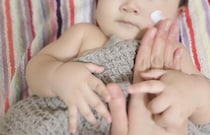 生まれたての赤ちゃんにもスキンケアを！ 必要な保湿・洗浄・紫外線対策とは