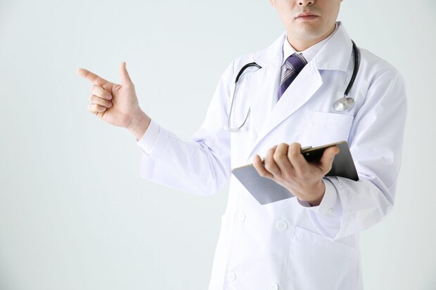 カウンセリングする男性医師