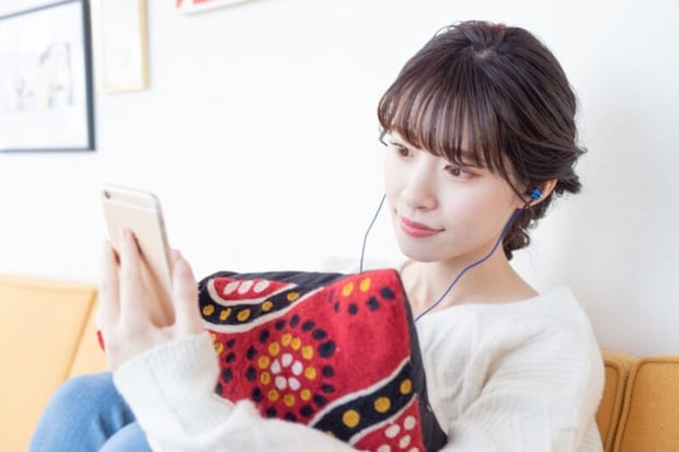 音楽を聴く女性