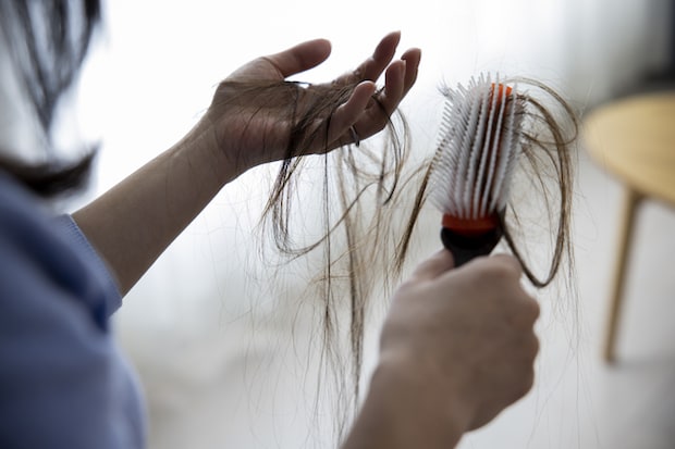 娘を抱っこしながら涙