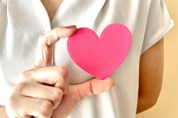 ハートを持った女性