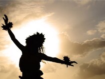 【闘病】「難病でも楽しく生きられる」フラダンス講師の向き合い方《多発性筋炎》