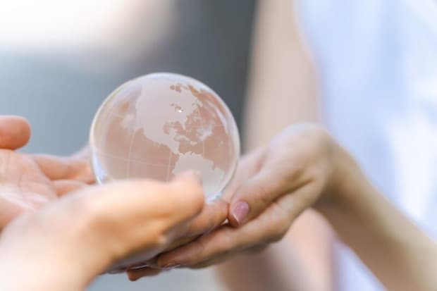 地球儀を持つ手
