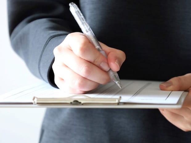 クリップボードに字を書く人