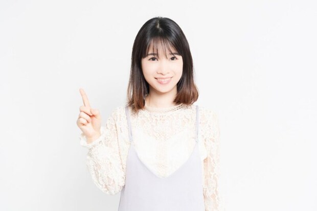 人差し指でポイントを示す女性