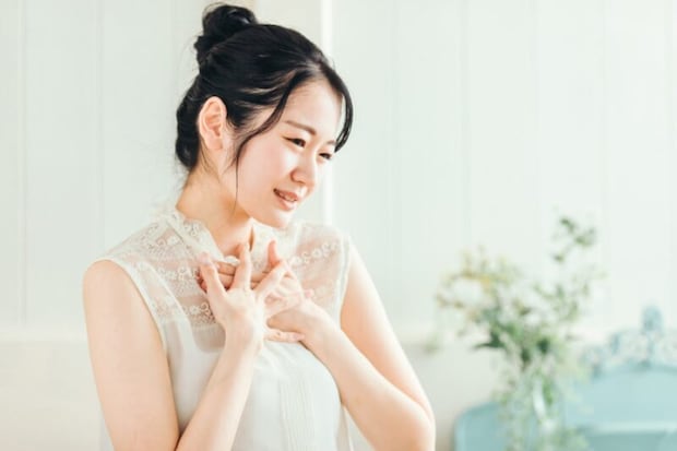 胸に異変を感じる女性