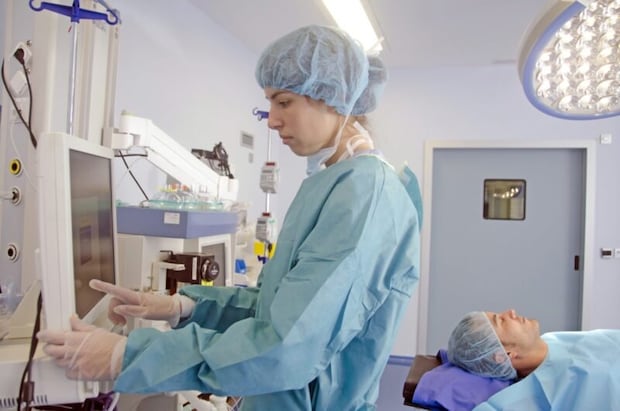 機材を操作する医師