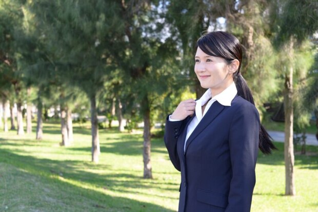 スーツを着た女性