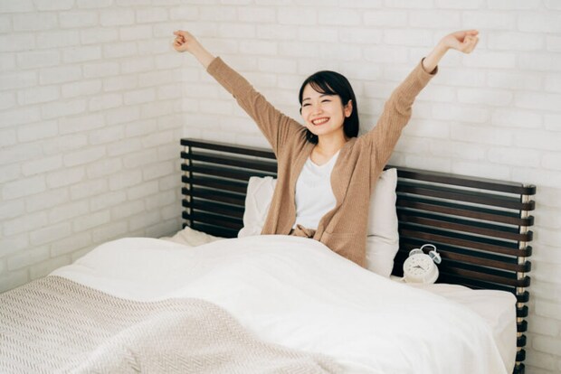 笑顔で目覚める女性