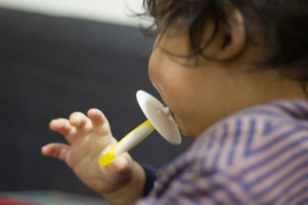 歯ブラシを噛む赤ちゃん1