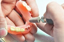 合わない入れ歯でも調整すれば使える？入れ歯治療の注意点や歯科医院の選び方も解説