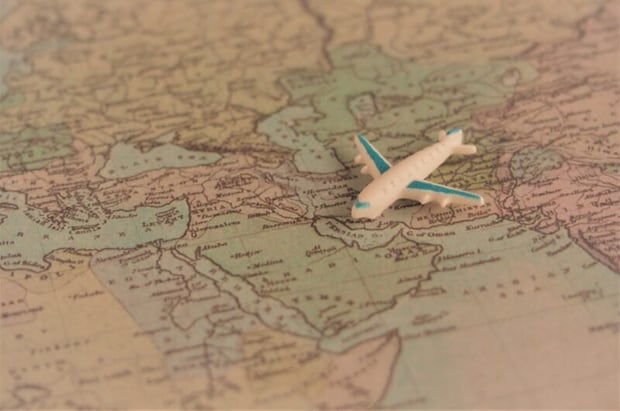 世界地図と飛行機のフィギュア