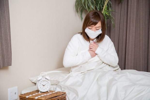 胸を抑える女性