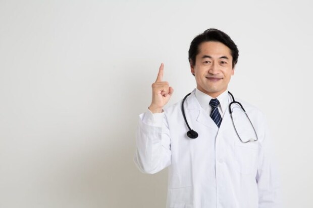 指を指す男性医師