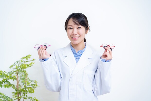 眼鏡を選ぶ医者