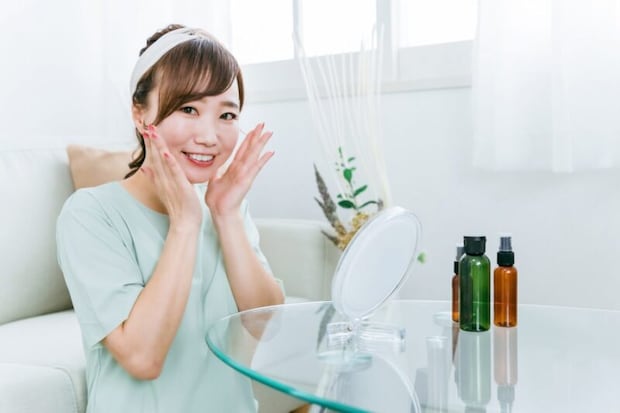 美容・化粧水をつける日本人女性