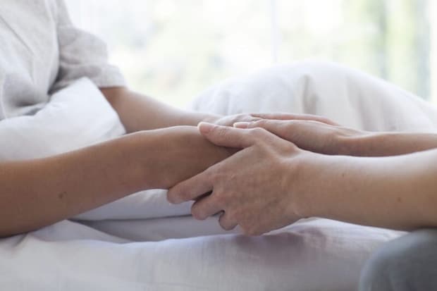 入院している女性の手