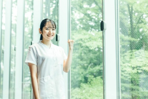 白衣を着た女性（ガッツポーズ）
