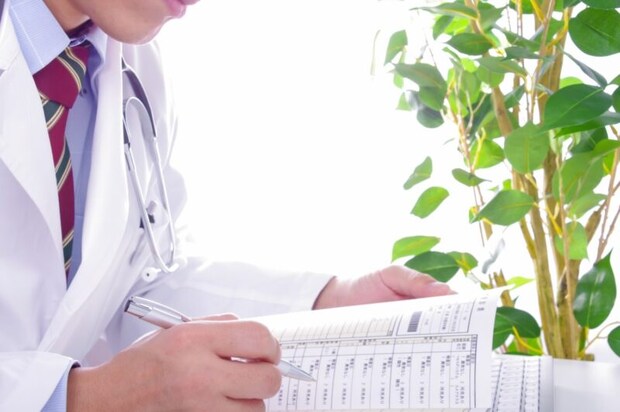 診察をする男性医師