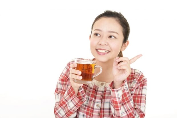 紅茶を飲む女性