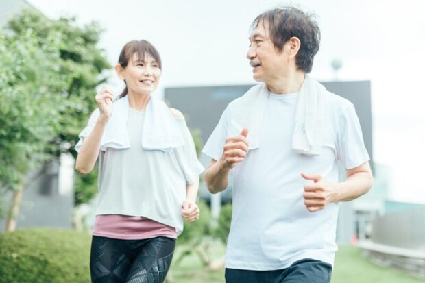 ウォーキングする男女